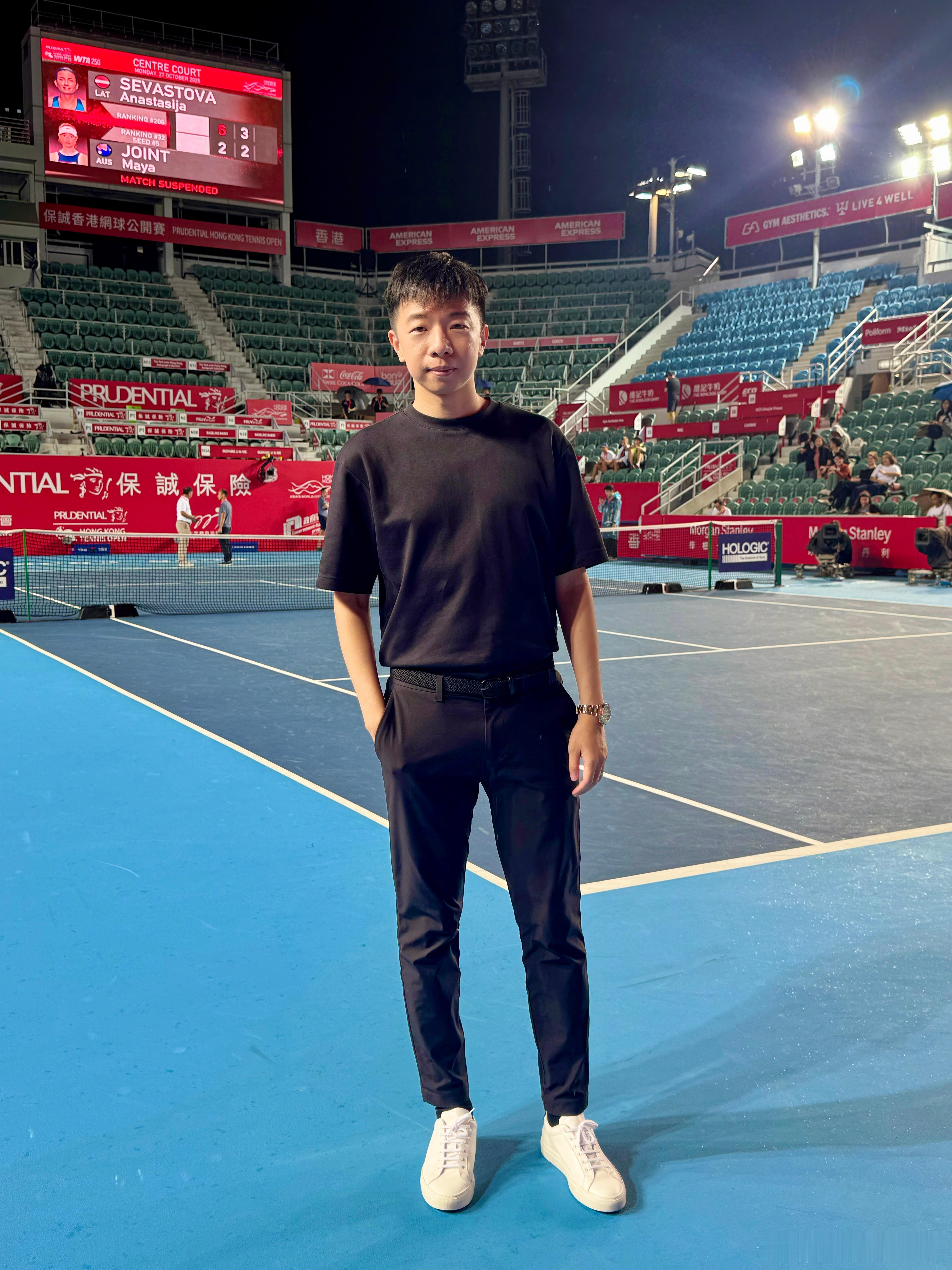 2025WTA香港赛第一天就下雨，那就拍照留念吧😂施华丝杜娃和哉芝目前盘分1: