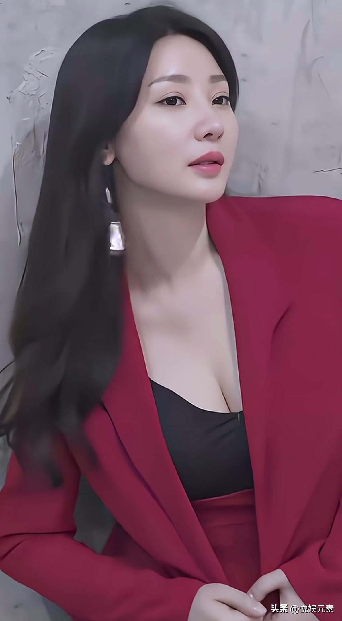 当红明星柳岩这么靓丽，身材又好，
有人说她是不小心坠落人间的天使，
可惜还是单身