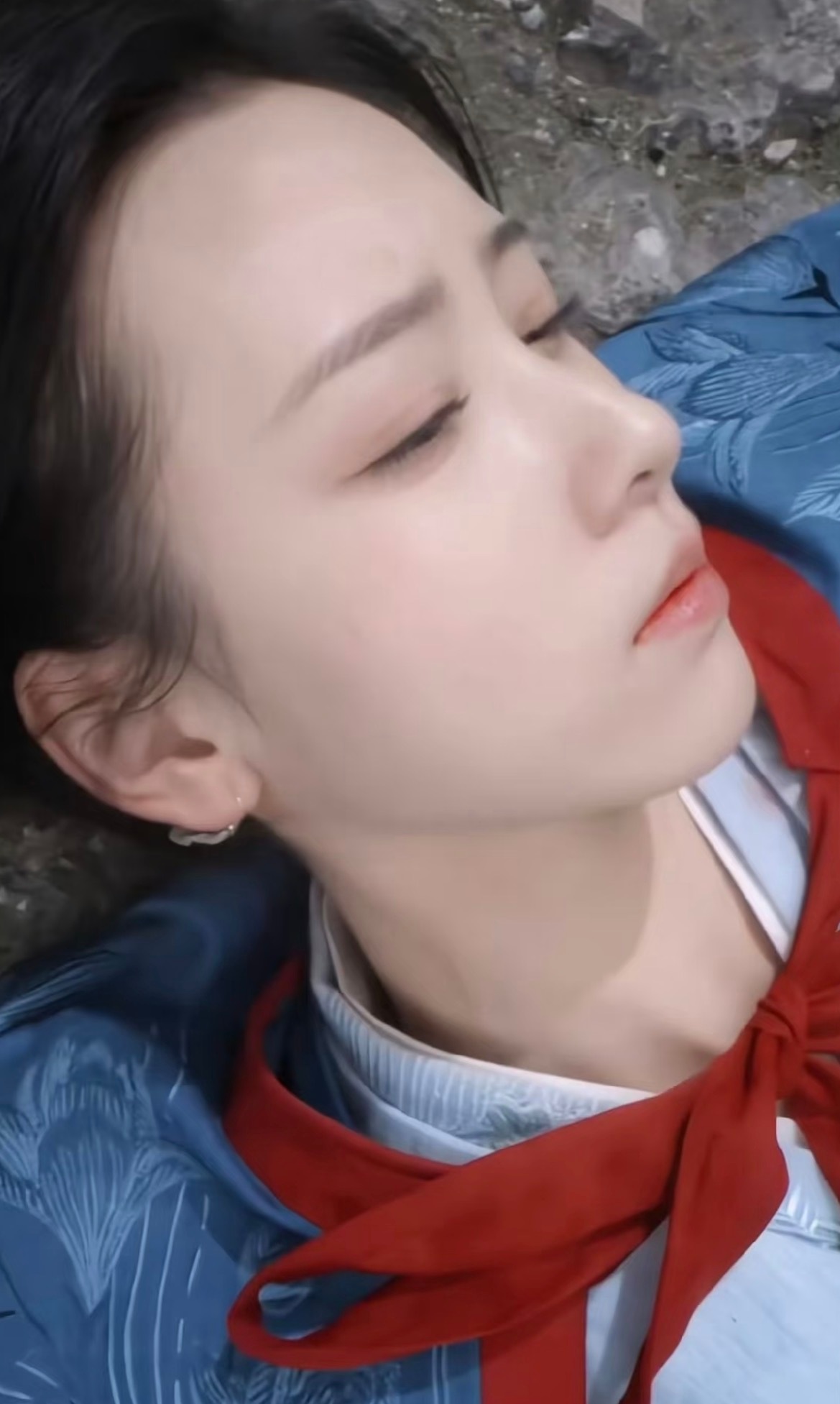 陈都灵躺下即出片我焯好漂亮白瓷一样 