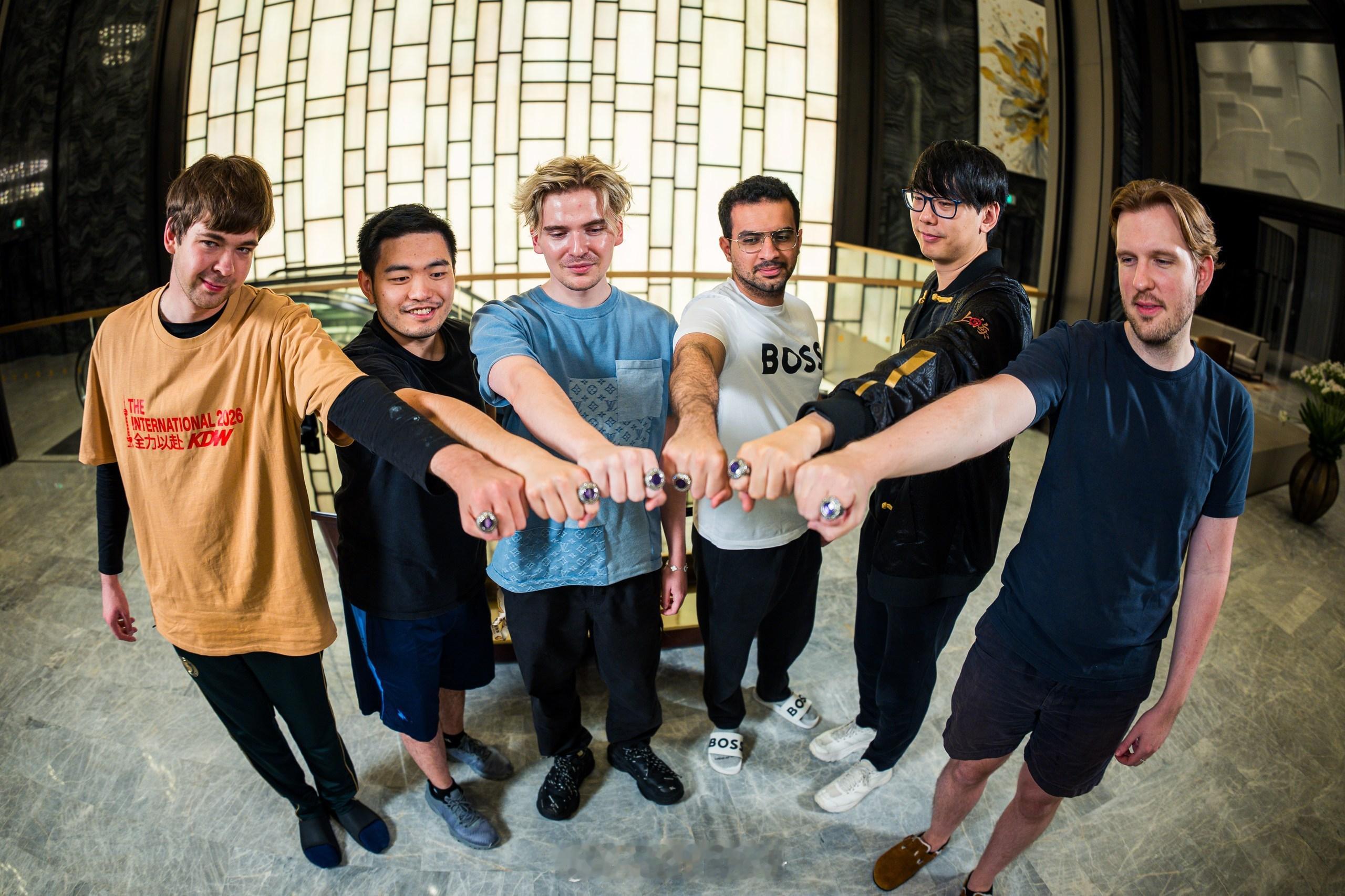 刚刚，去年TI冠军Team Falcons收到了他们的冠军戒指DOTA2DOTA