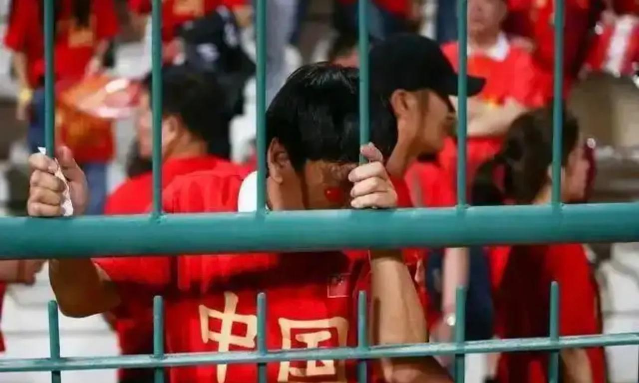 你认为中国足球衰落的原因是什么他们没觉得自己是运动员，都觉得自己是娱乐明星，虽然