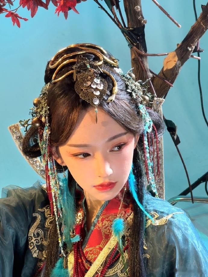 被程潇蛇年大片卷到了  程潇真蛇大片也太卷了  被程潇蛇年大片的大胆尝试所打动，