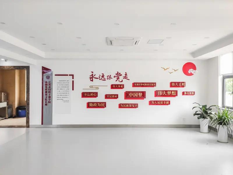 李庭长被市委巡查组约谈了，缘由是他对庭支部建设不够重视。巡查组成员询问他纪检委员