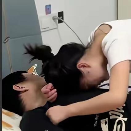 丈夫刚吃完饭，说了句“又累又困”，想去躺一会儿。妻子见他没脱鞋，喊他换个舒服的姿