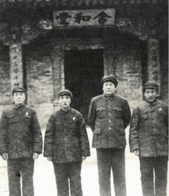 谁都有发小，伟人也不例外。1951年9月，毛主席在中南海含泪接见张有成，在中南海