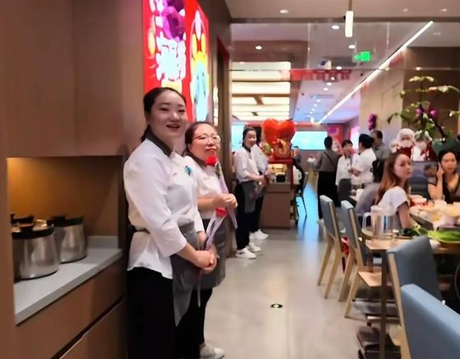 陕西一对新人在海底捞办婚礼，305人吃了24212元！人均80块，川剧变脸、捞面
