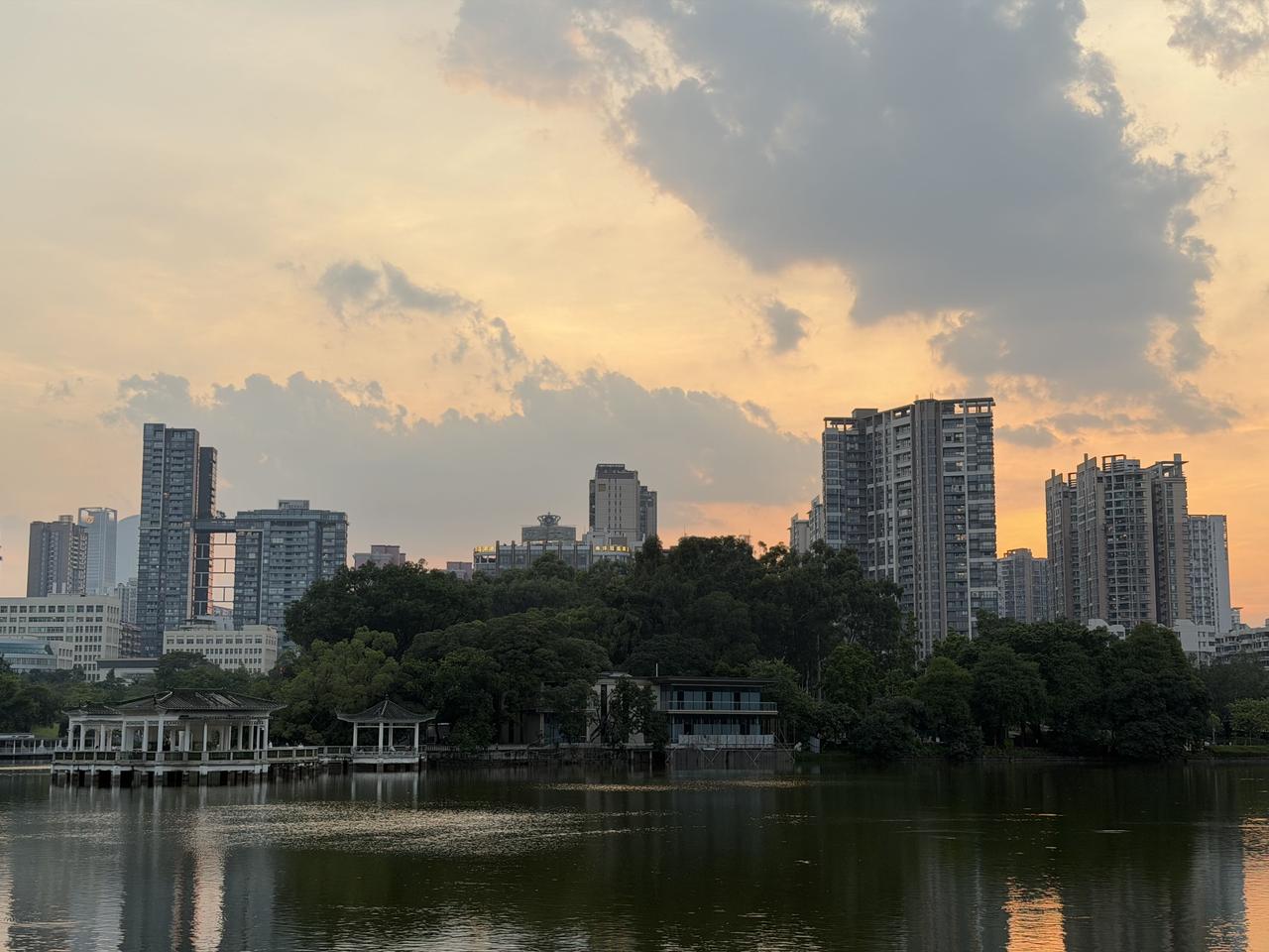 母爱和父爱有什么区别？母爱就是知道你爱吃这道菜，就不停的往你碗里夹这道菜；父爱就