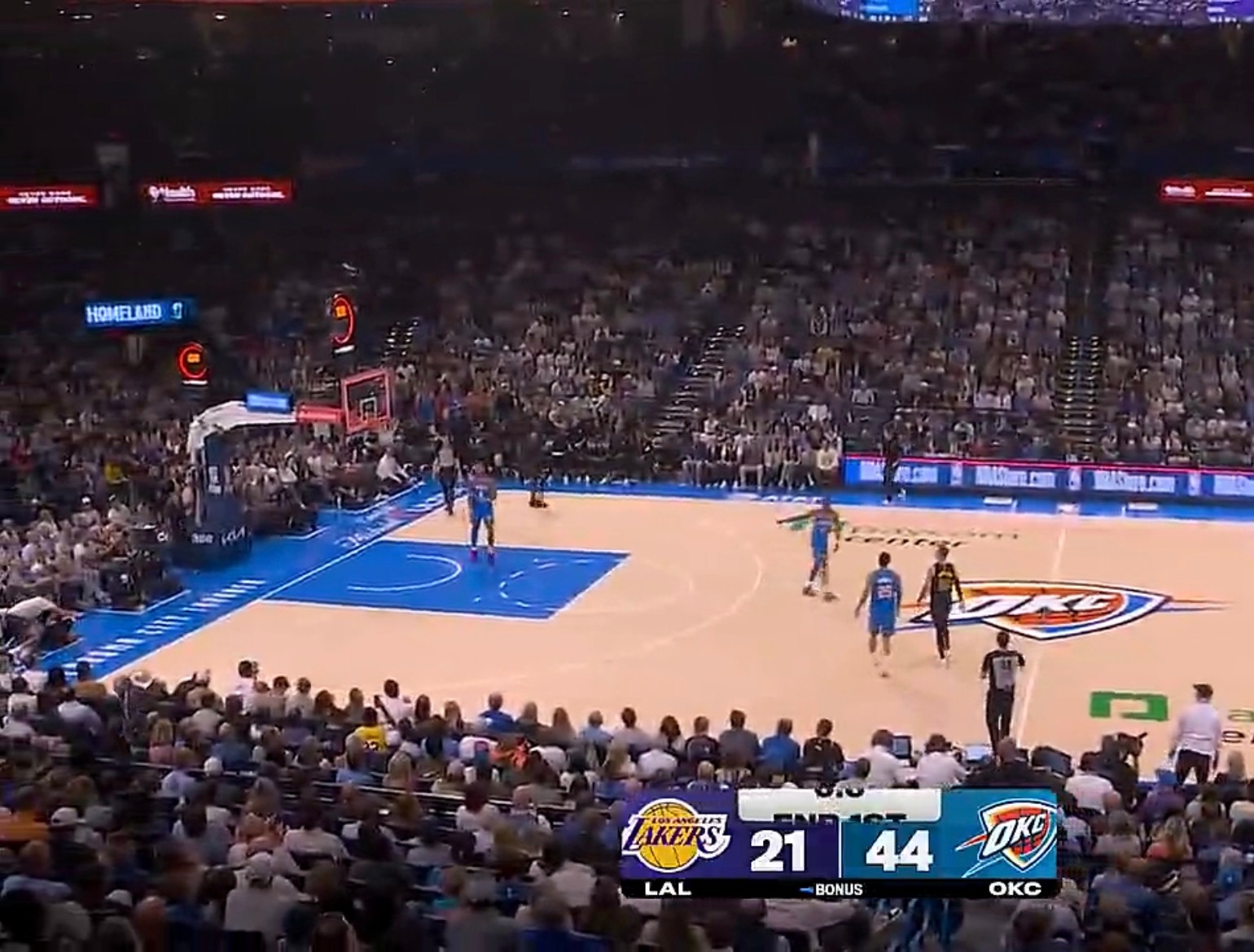 雷霆第一节就44分，湖人失误太多了，东契奇6中1效率也低，但我感觉湖人能追回来。