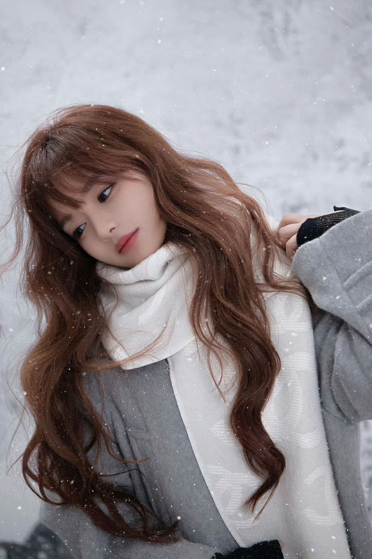 黄霄雲被工作室做局了黄霄云的美貌和歌声会让人“双重沉迷”！镜头拉近看，五官精致得