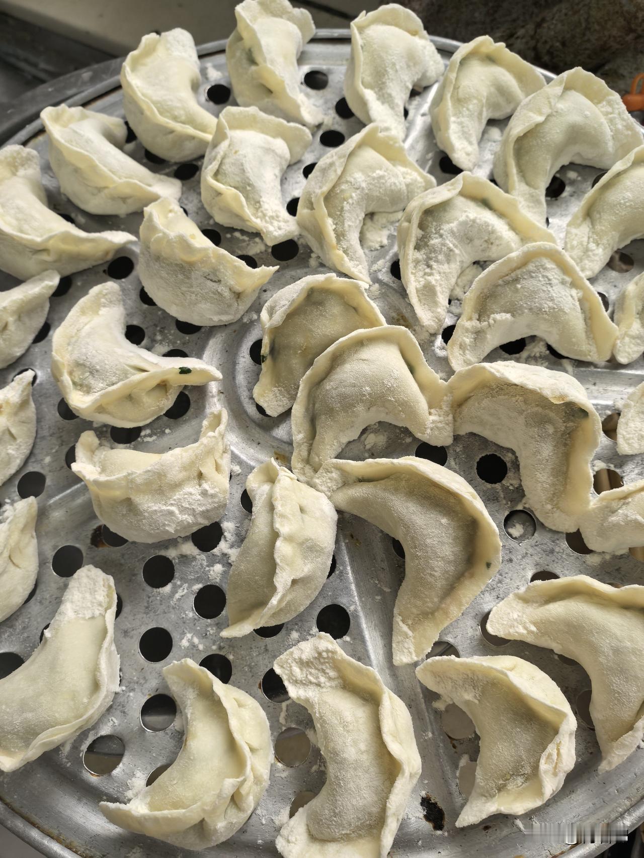 清晨5点半起床包饺子，先给老公包出来煮好他吃了好上班，再给小叔包。老公的小叔这段