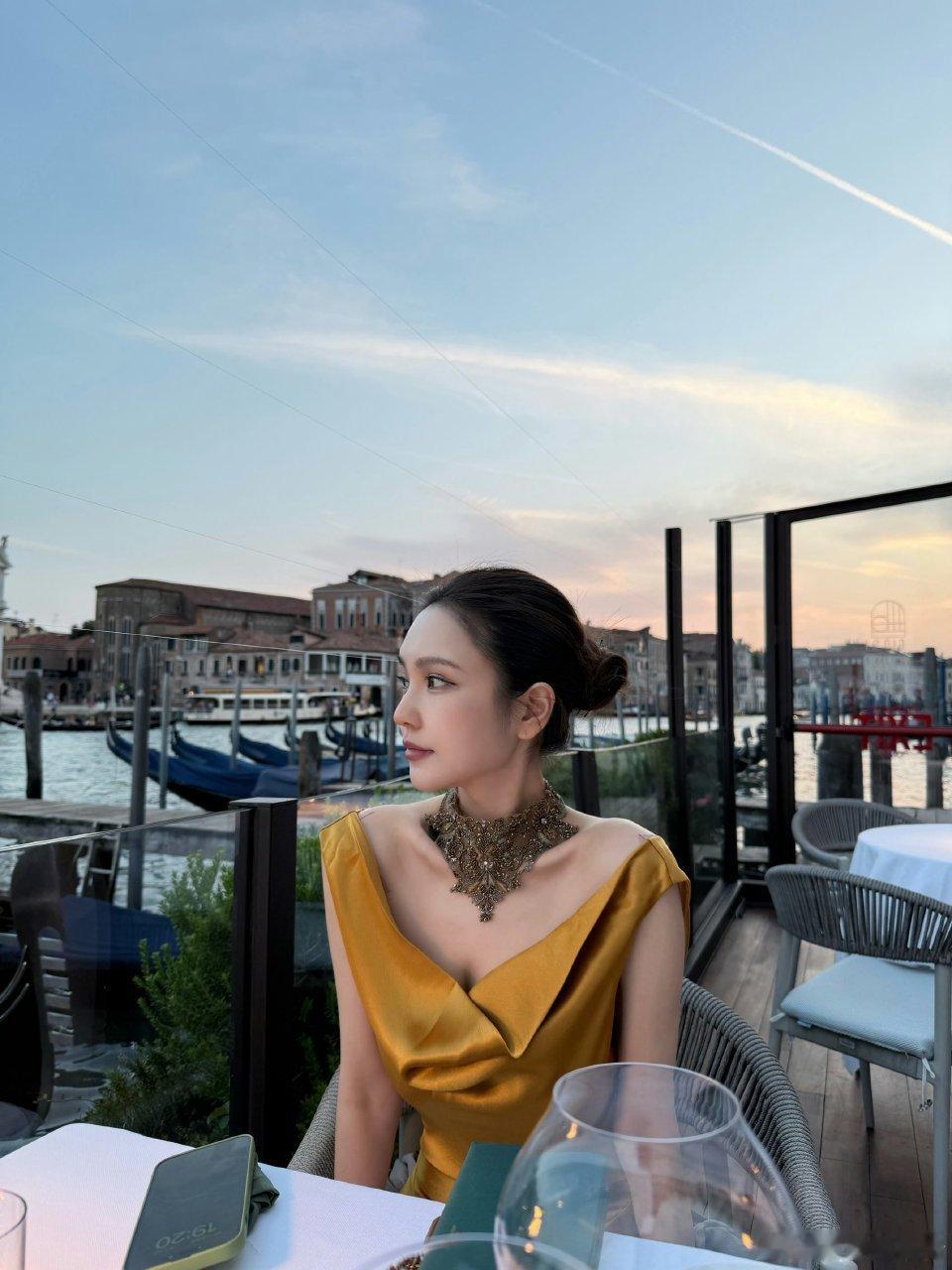 被周扬青三连问震慑到了每一句都直戳核心，黑大衣+高跟鞋气场拉满，这职场女王范儿谁