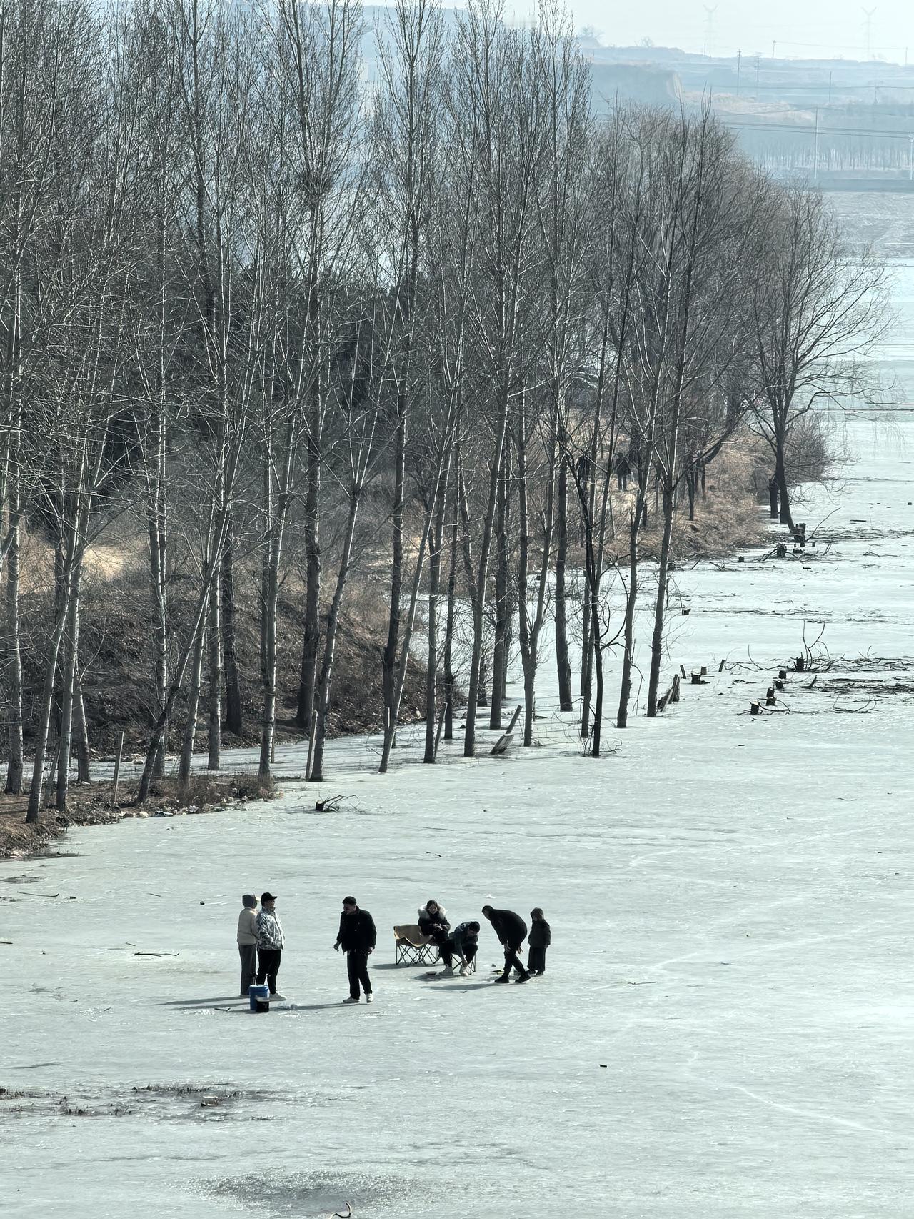 春天到了，河面、湖面冰层已经开始融化，总有一些游人满不在乎，挑战自然。
更有带孩