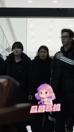 李现下班状态演我 李现收工后和工作人员一起出门，人群中帅的相当突出。哥和工作人员