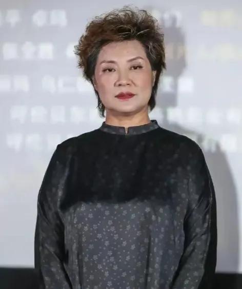 看看这是谁，她年轻时貌美如花，气质优雅，演技一流，仅凭一部《公关小姐》一举成名，