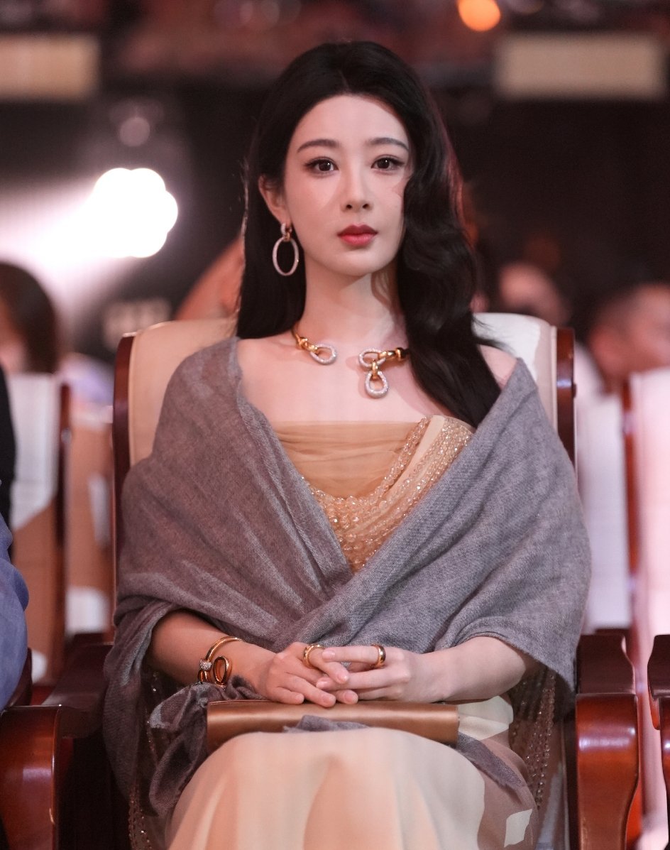 杨紫夏日Highlight时刻 “喜欢是一朝一夕，爱你是从心动到古稀 𝓛𝓸?