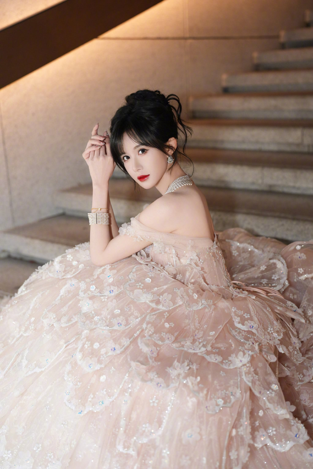 段艺璇像把超大虾片穿身上段艺璇如此梦幻的礼裙竟然跟虾片撞了？！粉白渐变的蓬松裙摆