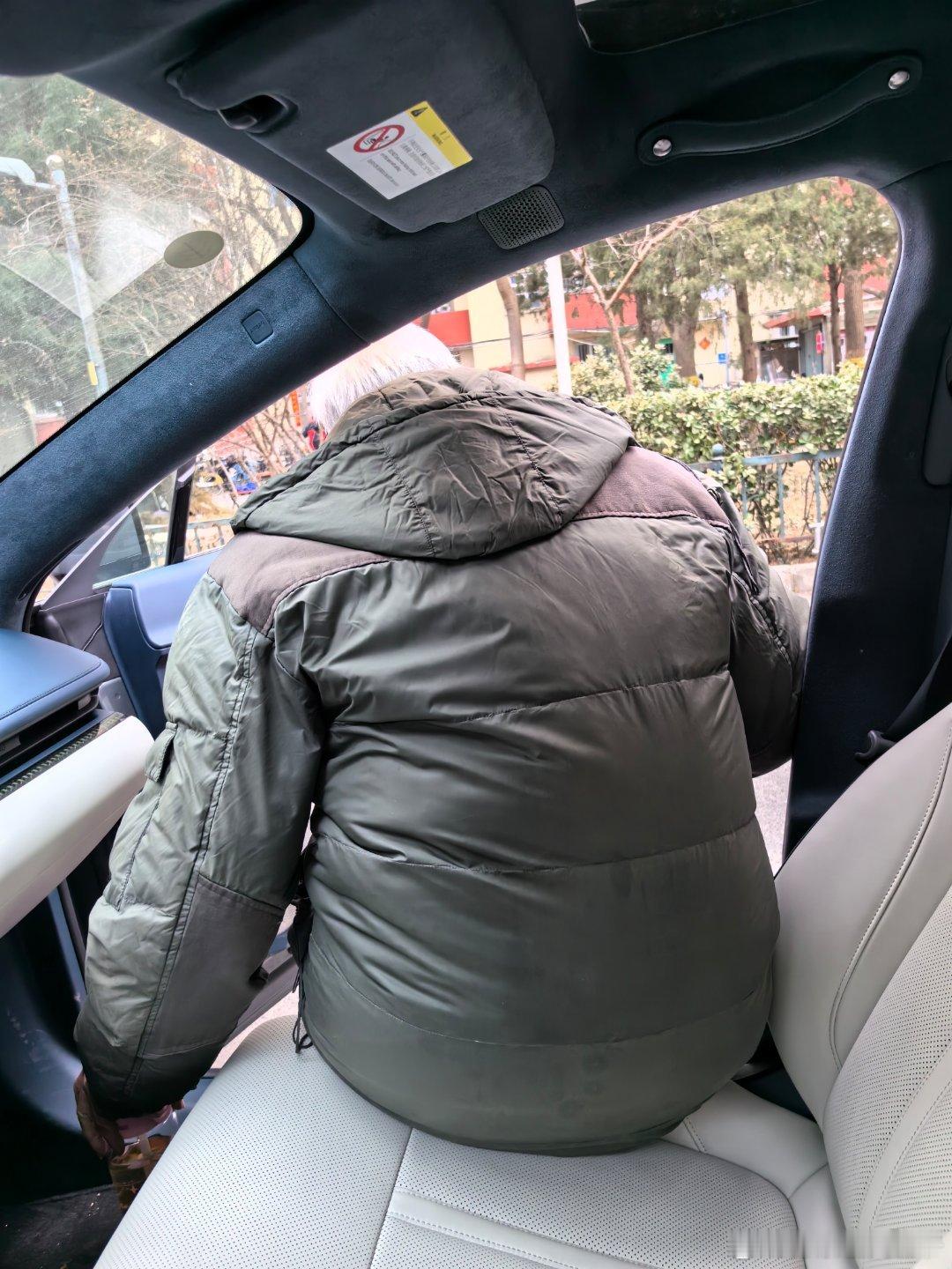 放假这几天接送老人发现坐姿高真的是电动车一个普遍的问题。第一天意识到是除夕，我姥