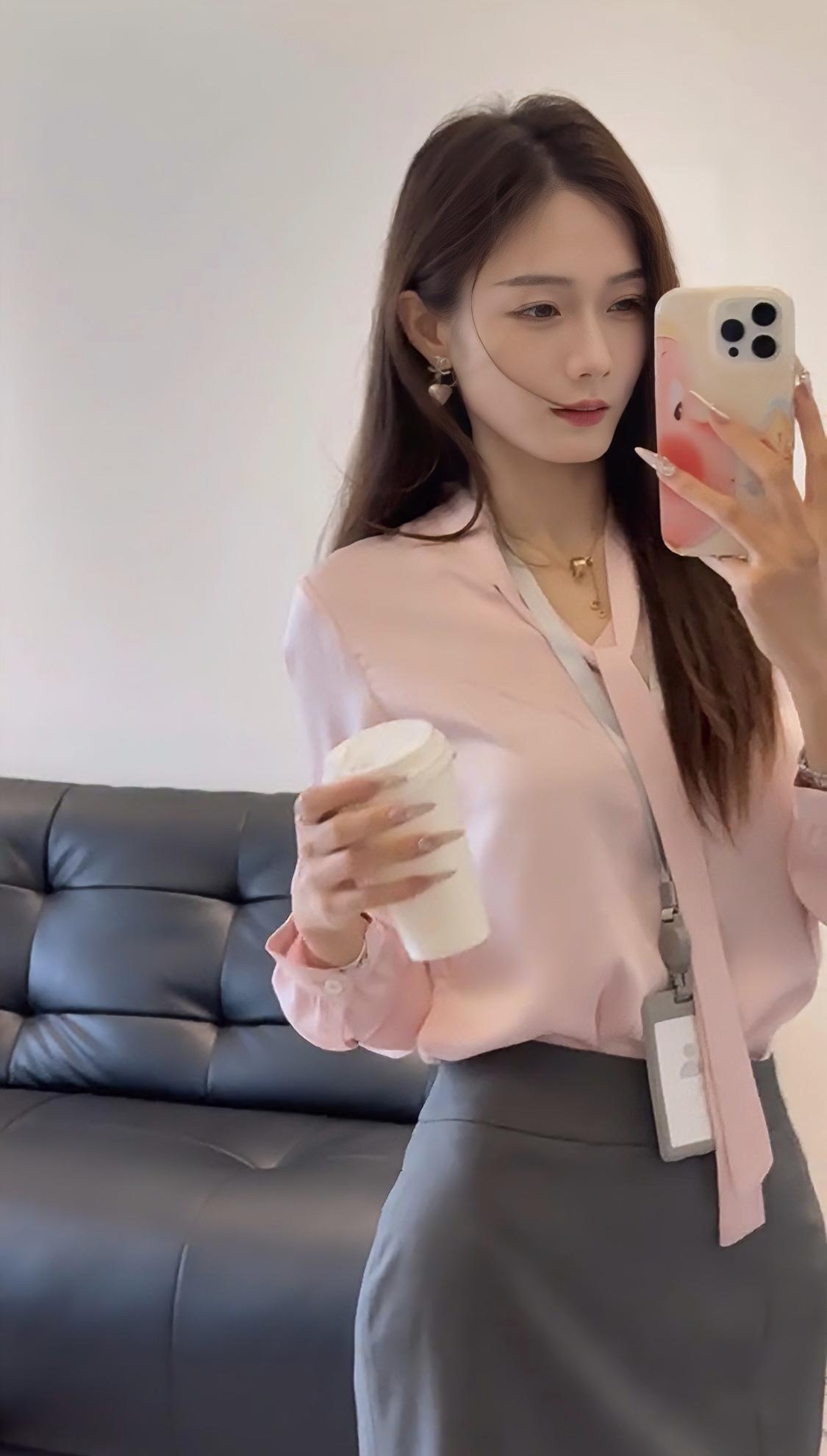 正常穿搭推荐，无不良引导。
今日穿搭推荐整体风格：温柔高级的“粉灰CP”职场轻熟