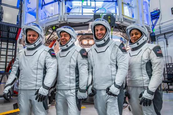 NASA第八次载人航天任务完成！

今日，SpaceX借助载人龙飞船“奋进号”将