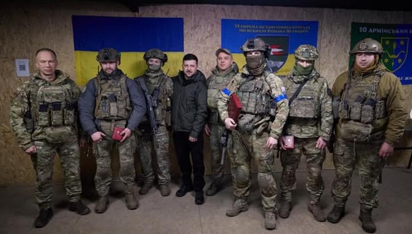 泽连斯基总统是个勇敢的人！

希望看到另一位总统有勇气去前线做慰问官兵的事情。