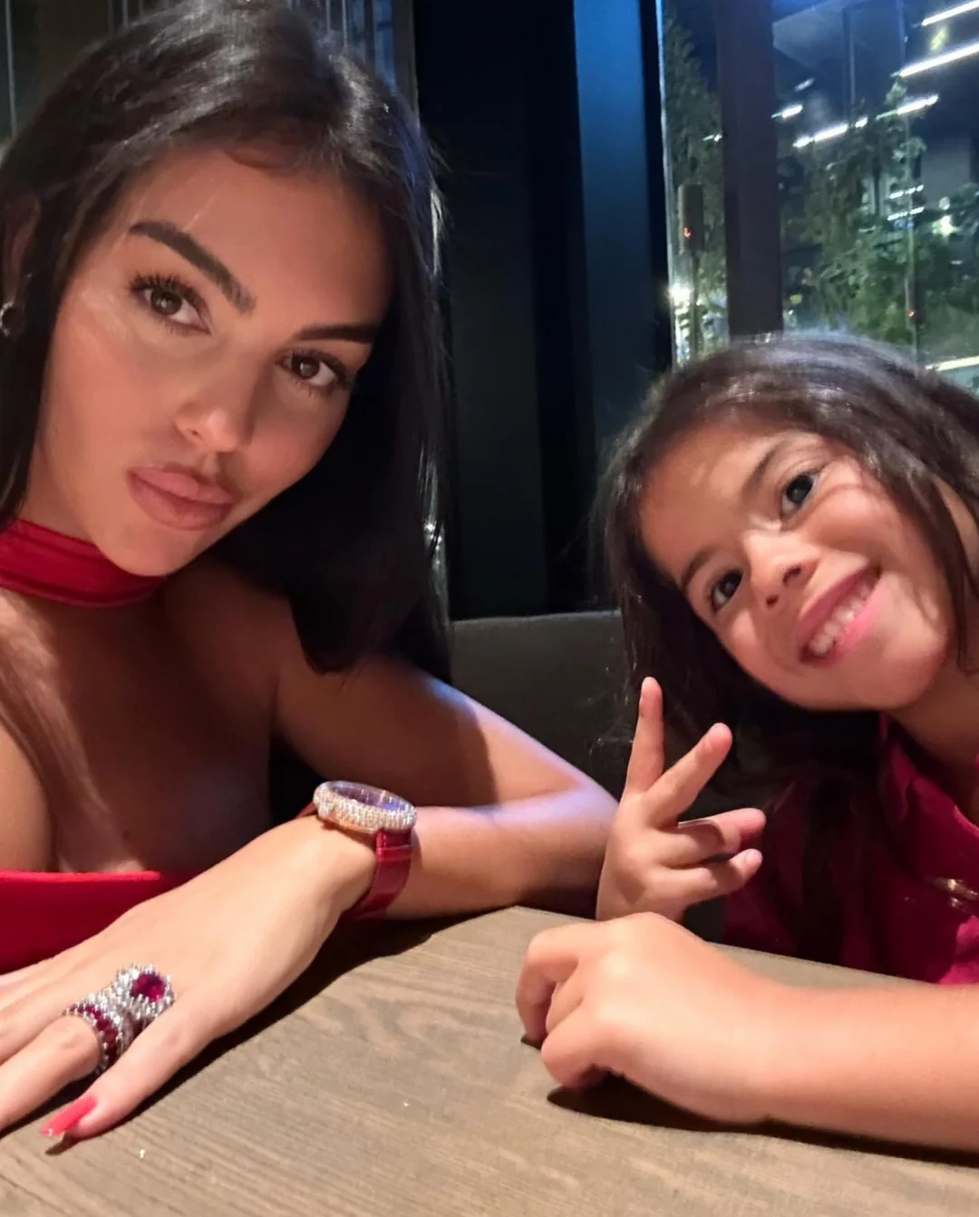 C罗妻子乔治娜和女儿Eva的自拍照合集