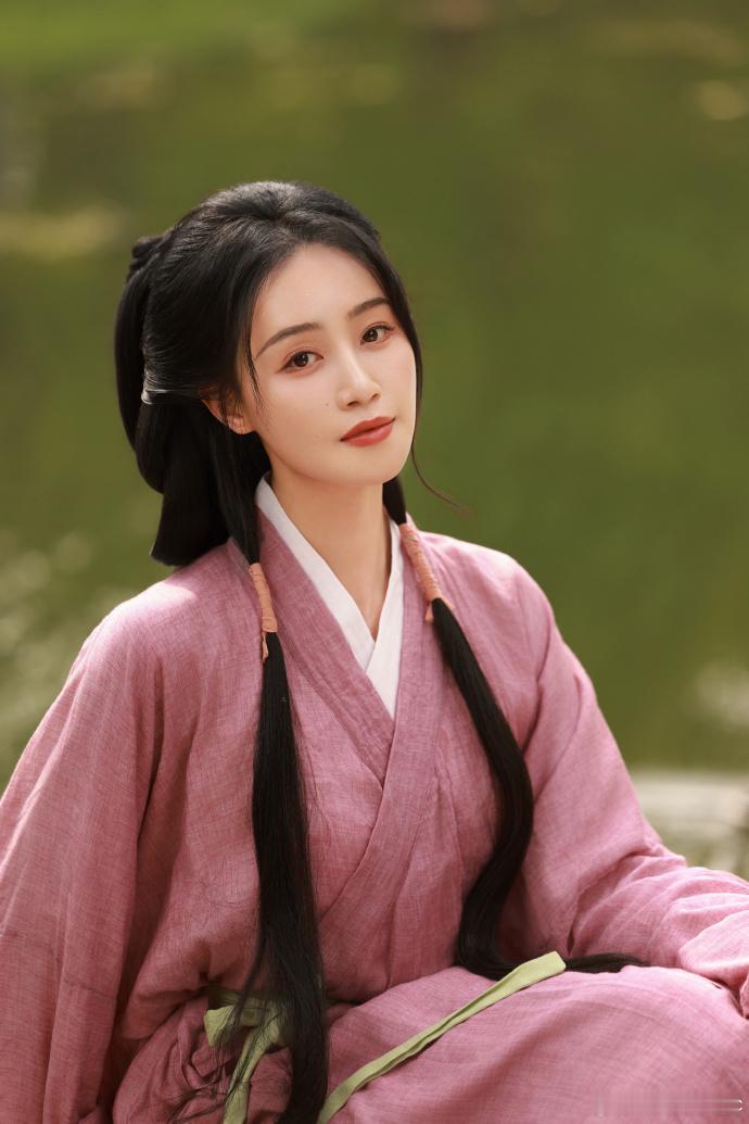 浣碧又着粉穿绿了蓝盈莹再显浣碧神韵粉绿相衬，气韵悠长。蓝盈莹的身姿有浣碧的韵味。