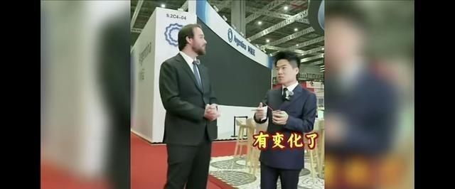 我们的董宇辉太机智了。
进博会现场，巴西嘉宾抛出那个问题时，我正缩在沙发里边啃泡