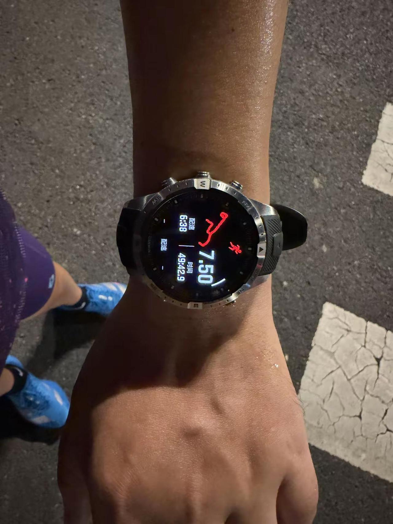 户外跑步手表 运动手表夜跑记录 夜跑专用手表 运动跑步手表 爱上陪自己跑步的手表