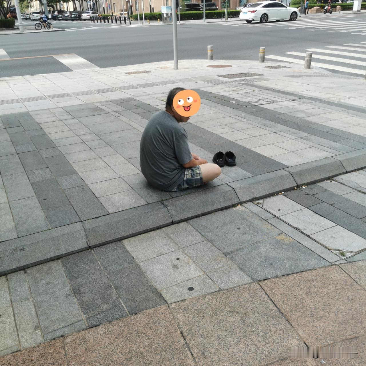 大爷，您这是中暑了吗？

今天下午2:30多，大连室外温度达到32度，我从外面回
