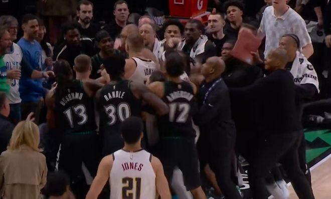 约基奇立即冲上去，从后场冲过来麦克丹尼尔斯发生冲突推搡，直接引发双方大规模冲突。