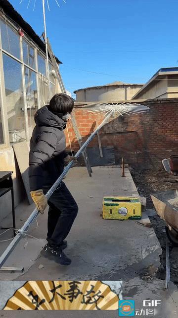 【为了增加节日快气氛一网友制作像烟花一样的彩灯，可瞬间被喷了】

马上要到春节了