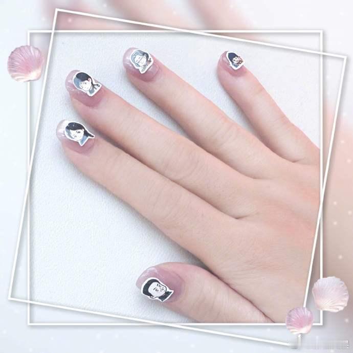 #马丽美甲是抓娃娃全家福##马丽终于可以秀美甲了# 马丽的抓娃娃全家福美甲太吸睛