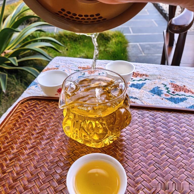 《静器玄筵·汉赋体》
若夫玉盘素列，三器静玄。素瓷含光，茶烟自寒。器无声而道现，