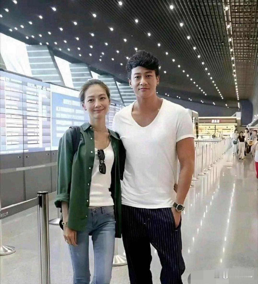 何润东这眼光，找的老婆老漂亮了！ 