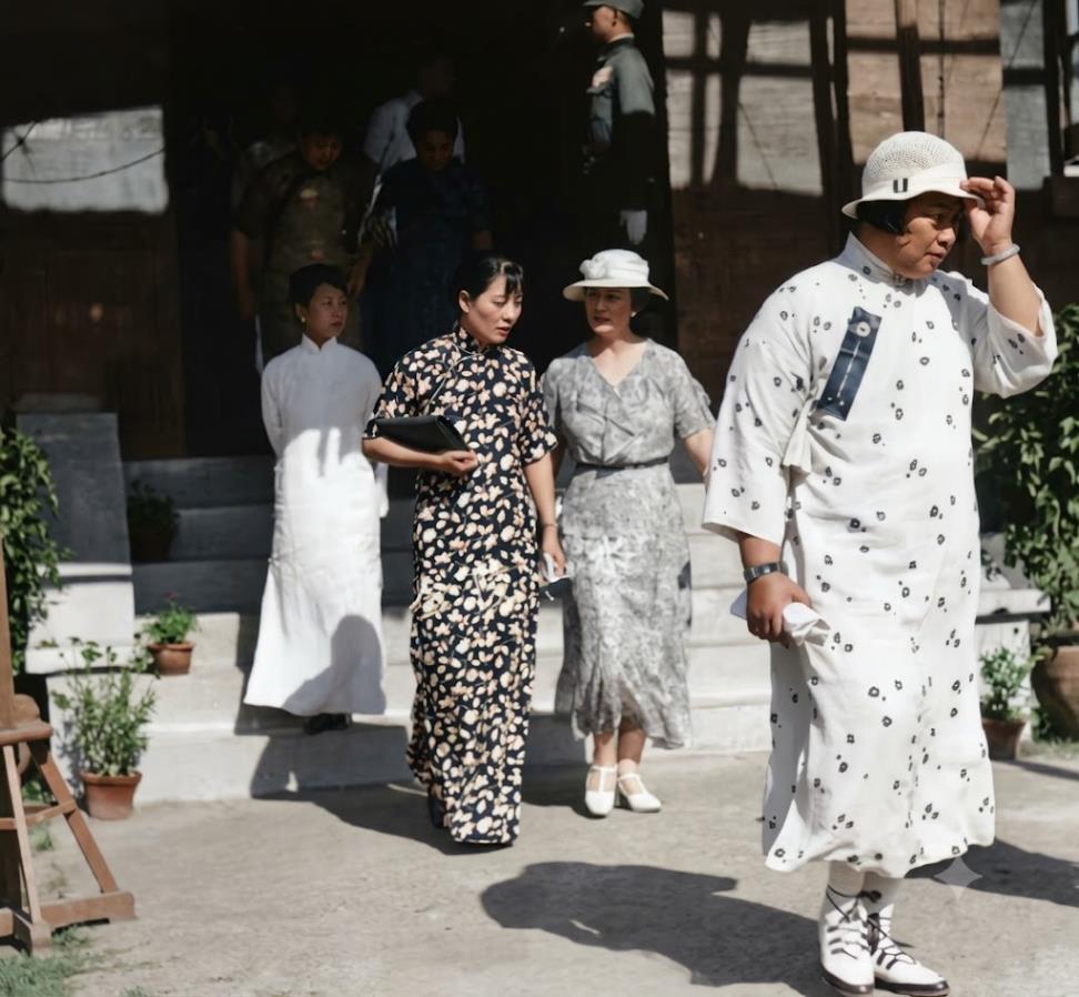 1934年，南京中央陆军军官学校（黄埔军校）创立十周年纪念阅兵典礼后，右侧最为显