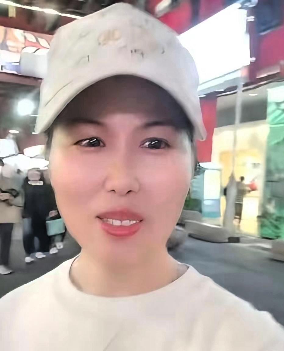 小杨阿姨回来了夜市家人情
小杨阿姨回来，她休假一个多月，终于结束了，她到了湾湾，