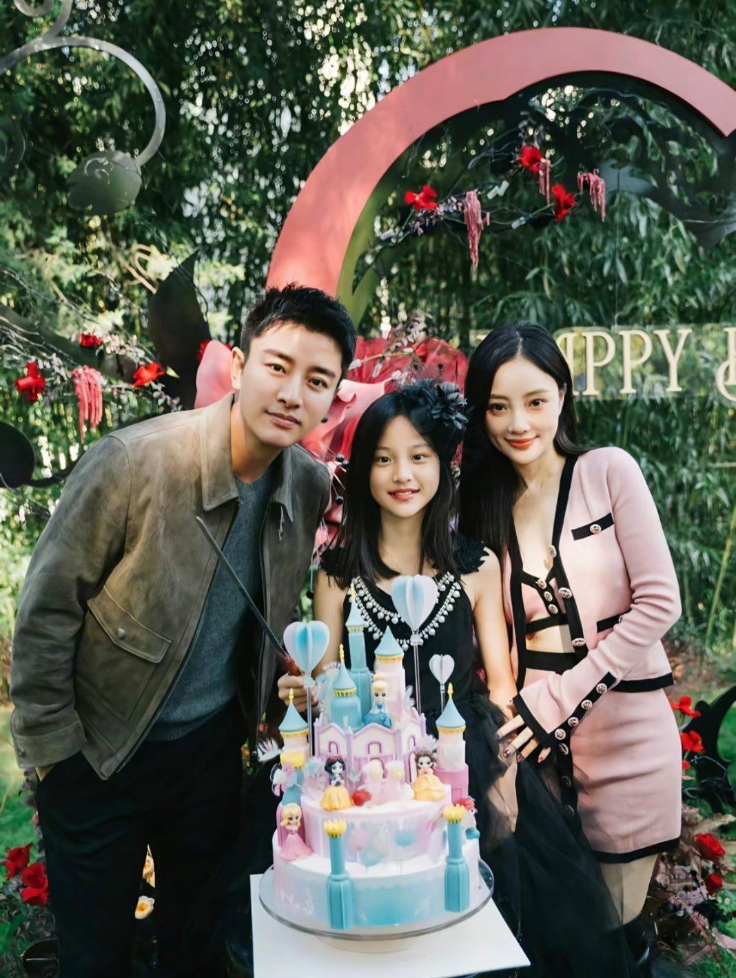 贾乃亮晒照为甜馨庆生，甜馨成大姑娘了，越来越漂亮！生日快乐哦妹妹 ​​​