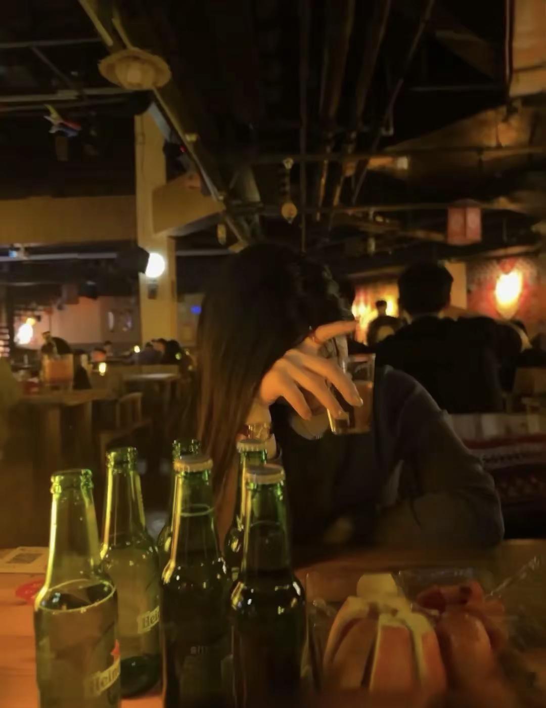 宝贝，谈恋爱要跟帅的谈，谈崩了是战绩，不要跟丑的谈，分了就是案底，丢人。所以宁愿