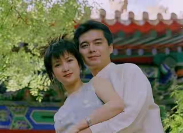 何晴前任现任丈夫都长得浓眉大眼，脸庞宽又有男子气概。颇有江南女子风情的她大概是中