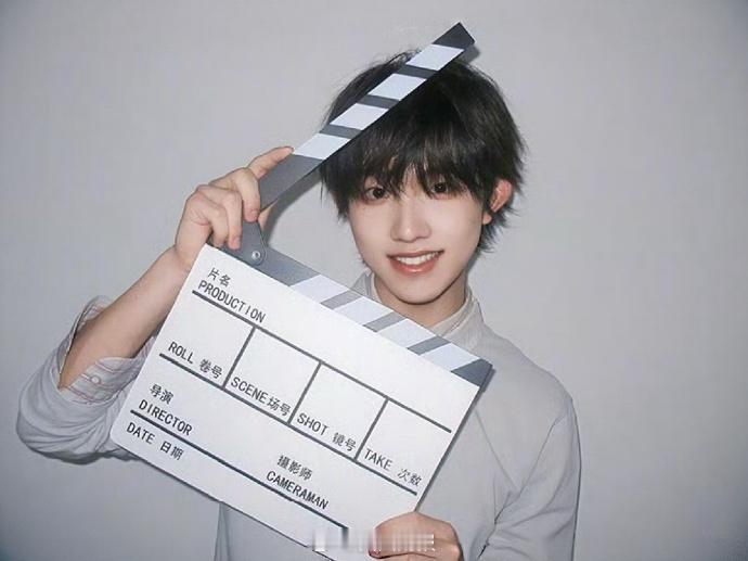 苏新皓ELLE人生四格 盯着苏新皓ELLE人生四格的其中一张看，清爽干净的眉眼，