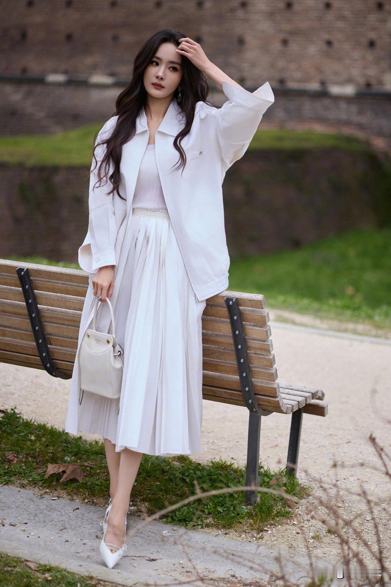 杨幂这次Prada大秀造型简直绝了！她全球首穿超季未发布系列，这待遇直接拉满，妥