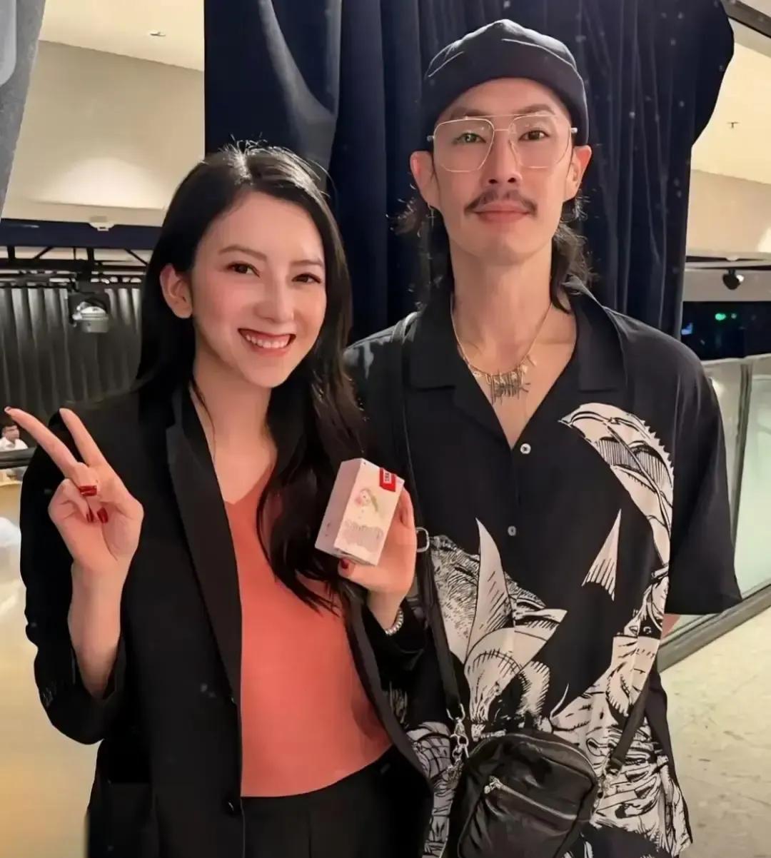 那张侧脸把人惊了一跳。
不是滤镜，是颧骨在亮相。
我们看见的，是一场审美的拔河。