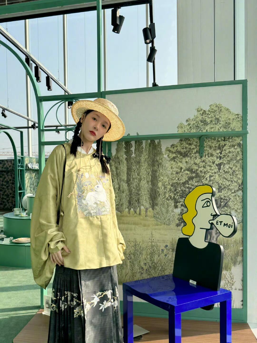 徐娇设计的衣服标签上有禁烟标志徐娇是真把汉服日常化落到实处了！自家设计还藏了禁烟