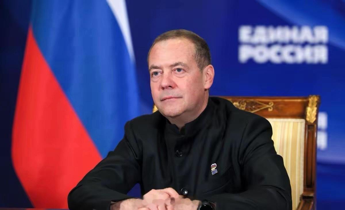 梅德韦杰夫谈欧盟领导层两个反俄的“女恶棍”12月3日，俄罗斯统俄党主席、安全会议