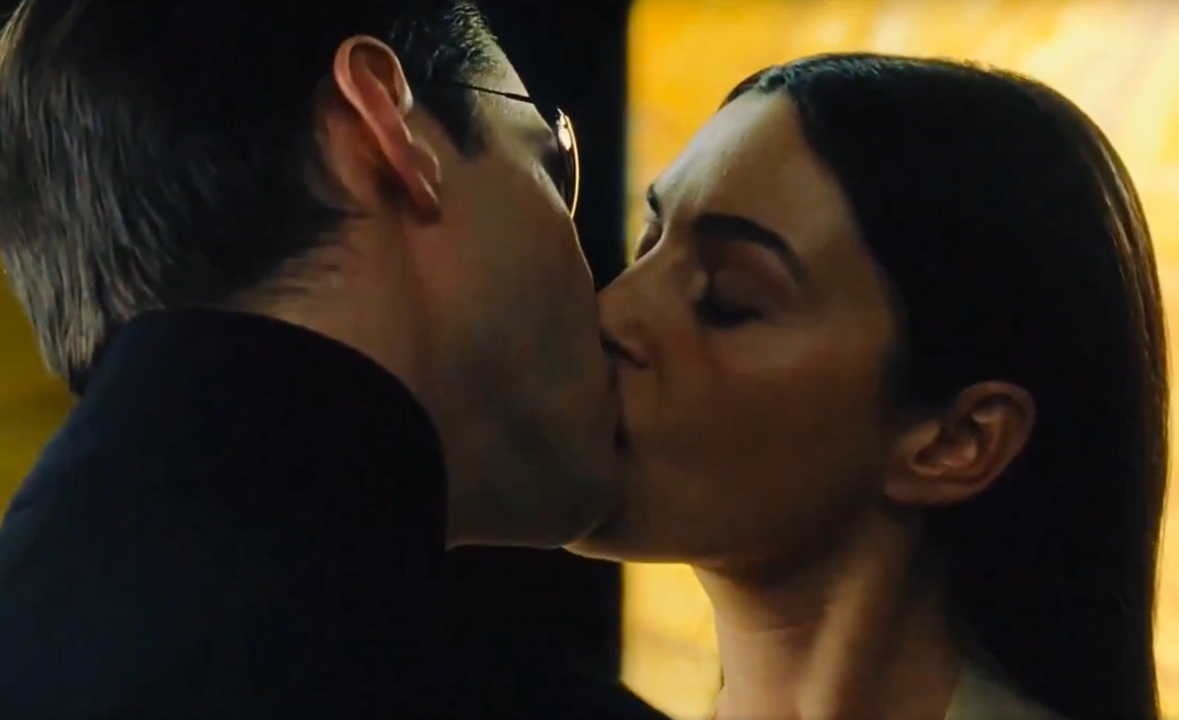 莫妮卡·贝鲁奇说，她在《黑客帝国2：重装上阵》（2003）里与基努·里维斯的吻戏