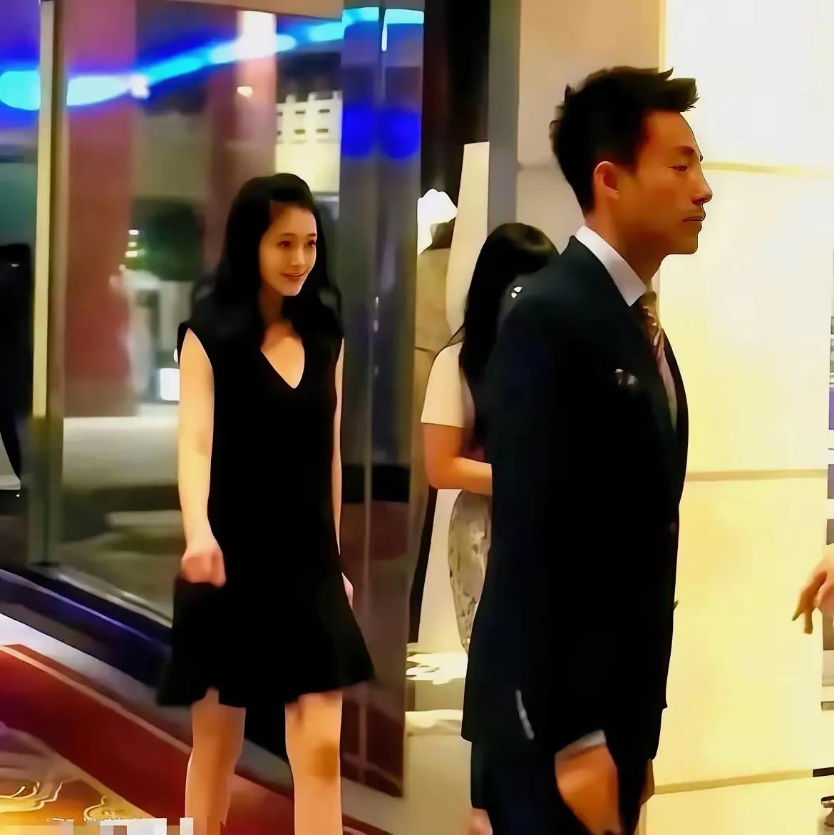 竟然发现
这是汪小菲第一次见大S的照片
只一眼，汪小菲当时就被定住了一样！

