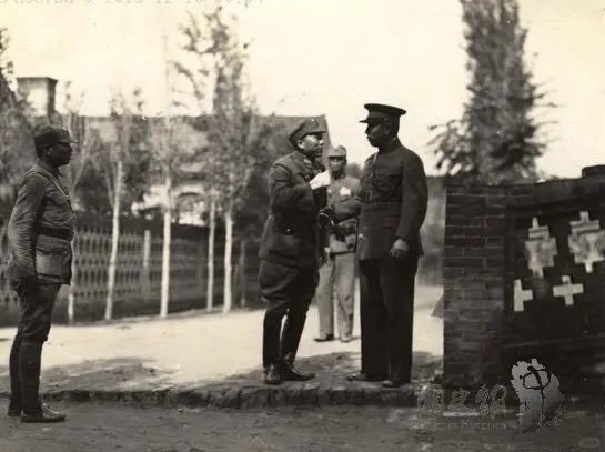 1936年九月，杨虎城与张学良亲切交谈