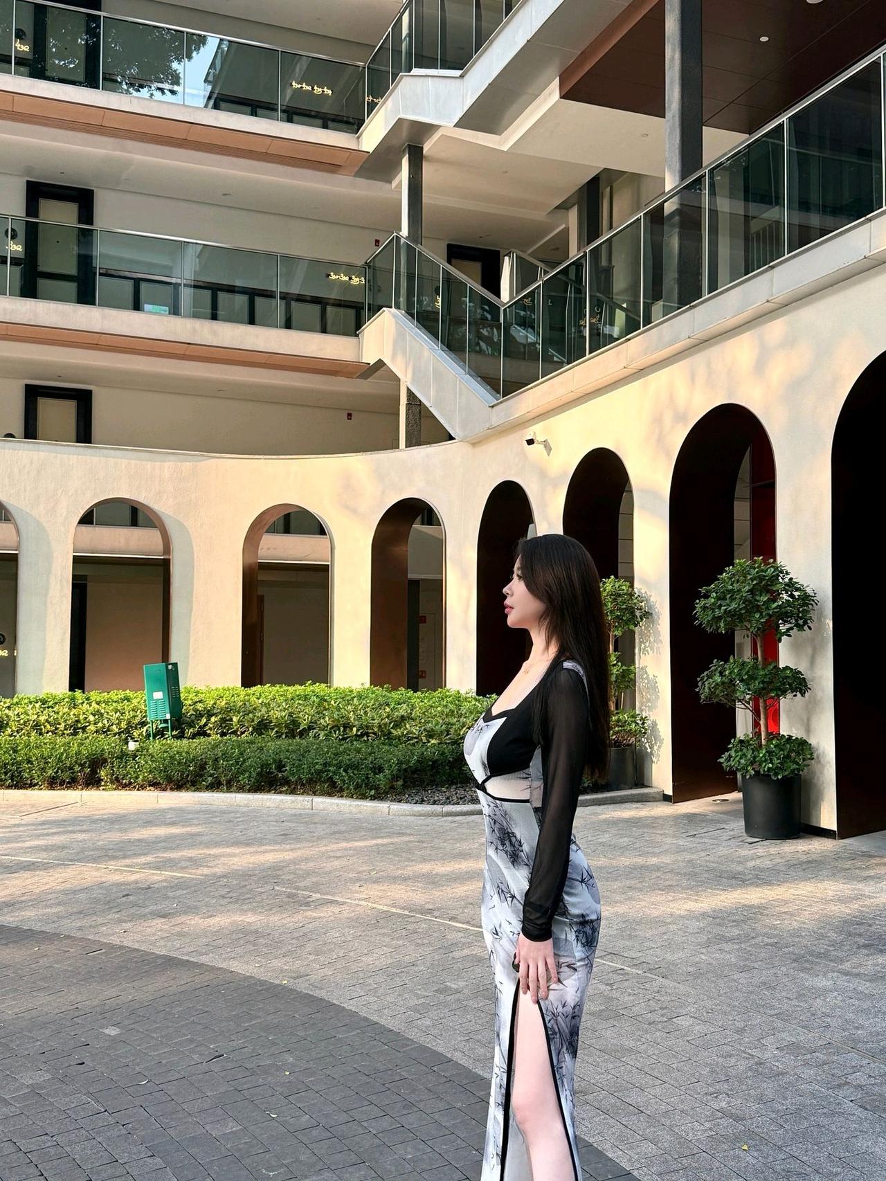 不妨想象这样一幅画面：身着粉色上衣，下身搭配蓝色短裙或是蓝色牛仔裤，漫步在初夏的