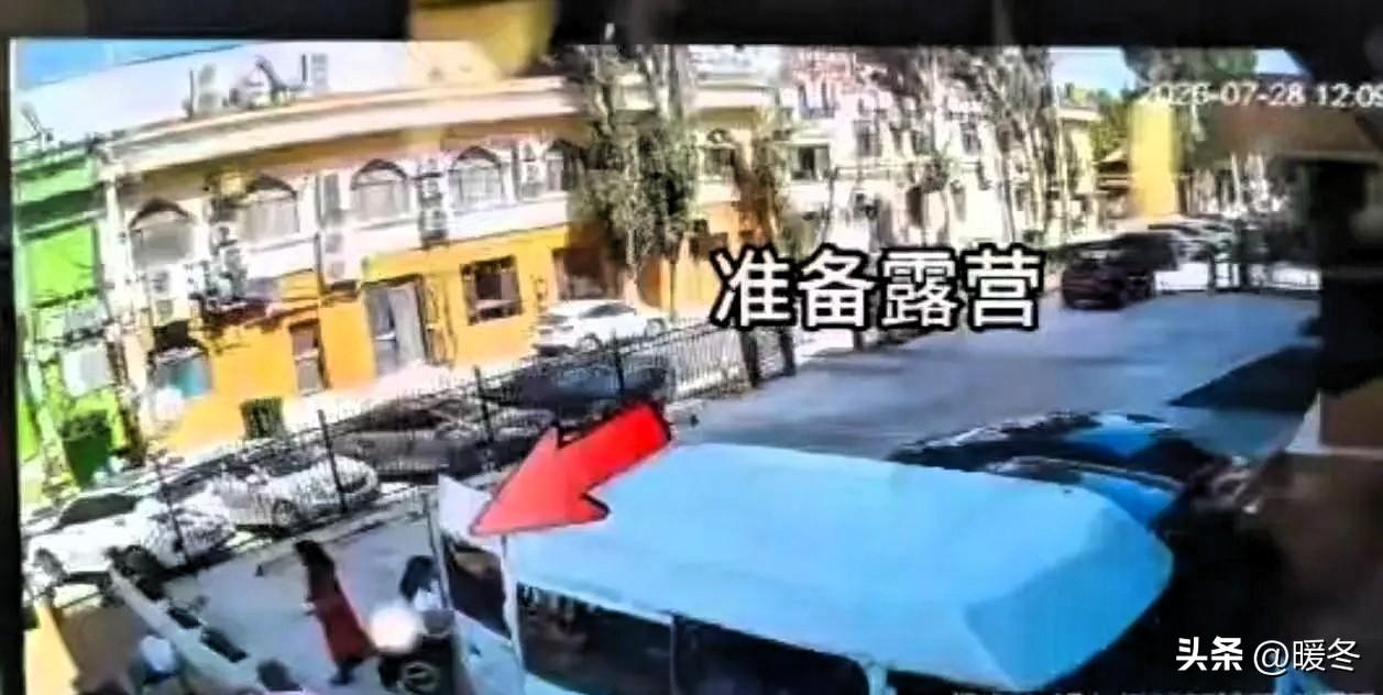 一段控诉新疆酒店乱收费的视频火爆全网，全网声讨商家之际，完整监控曝光，整件事彻底