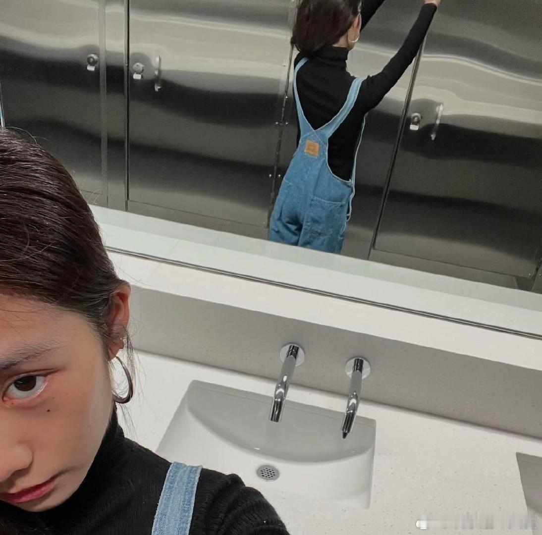 黄多多晒对镜自拍黄多多完美继承了父母的优点，这个脸蛋这个身材气质绝对是上等的。 